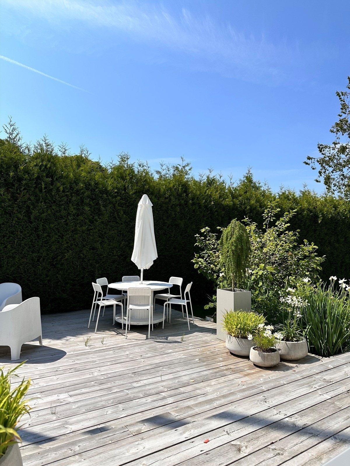 Flott solrik uteplass. Galleribilde