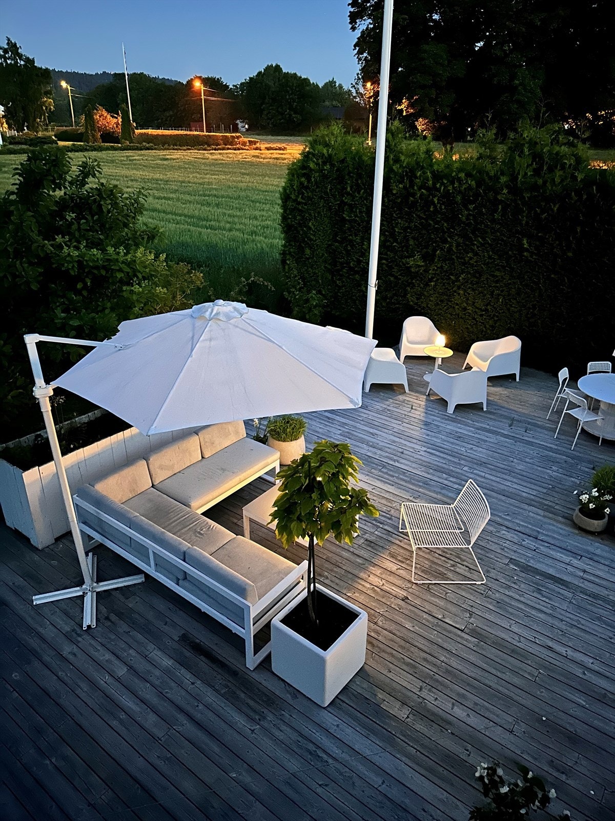 Flott uteplass med stor usjenert og flott opparbeidet hage, epletrær, rips, bringebær epler, plommer. Galleribilde