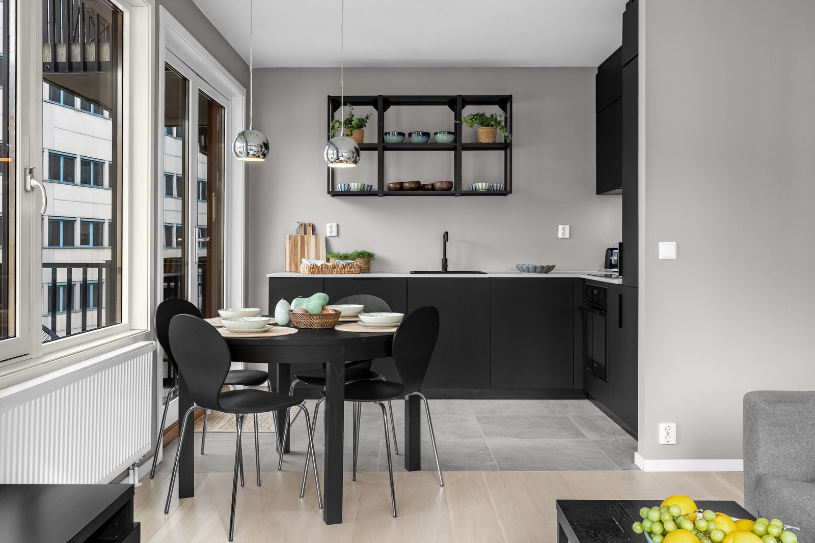 Velutstyrt med integrert induksjonstopp, stekeovn med pyrolyse, kjøl/frys, samt xxl oppvaskmaskin. Integrert ventilator over platetopp. Galleribilde