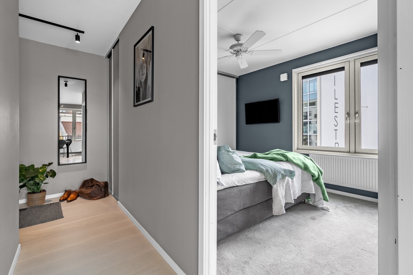 Gang mot entrè. Integrert skyvedørsgarderobe i entré sørger for god oppbevaringsplass. Galleribilde