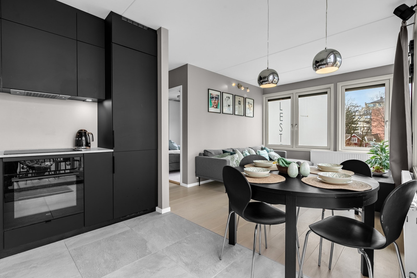 Praktiske fliser foran kjøkken. Videre er det lagt 1-stavs parkett i stue og entré. Galleribilde