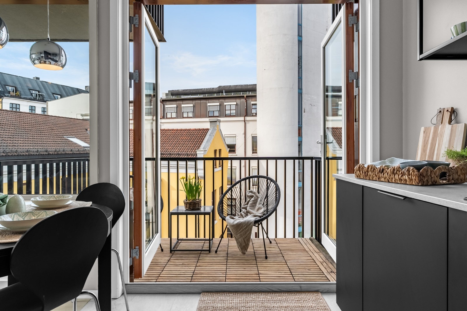 Doble dører ut til balkongen gir en åpen og luftig følelse på varme sommerdager. Galleribilde