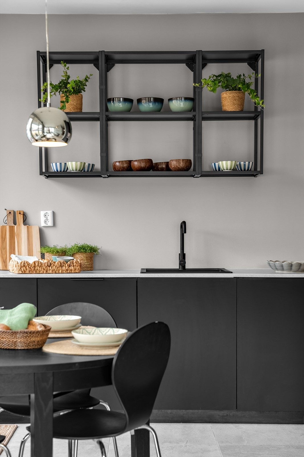 Et stilrent kjøkken som harmonerer godt med resten av leiligheten. Galleribilde