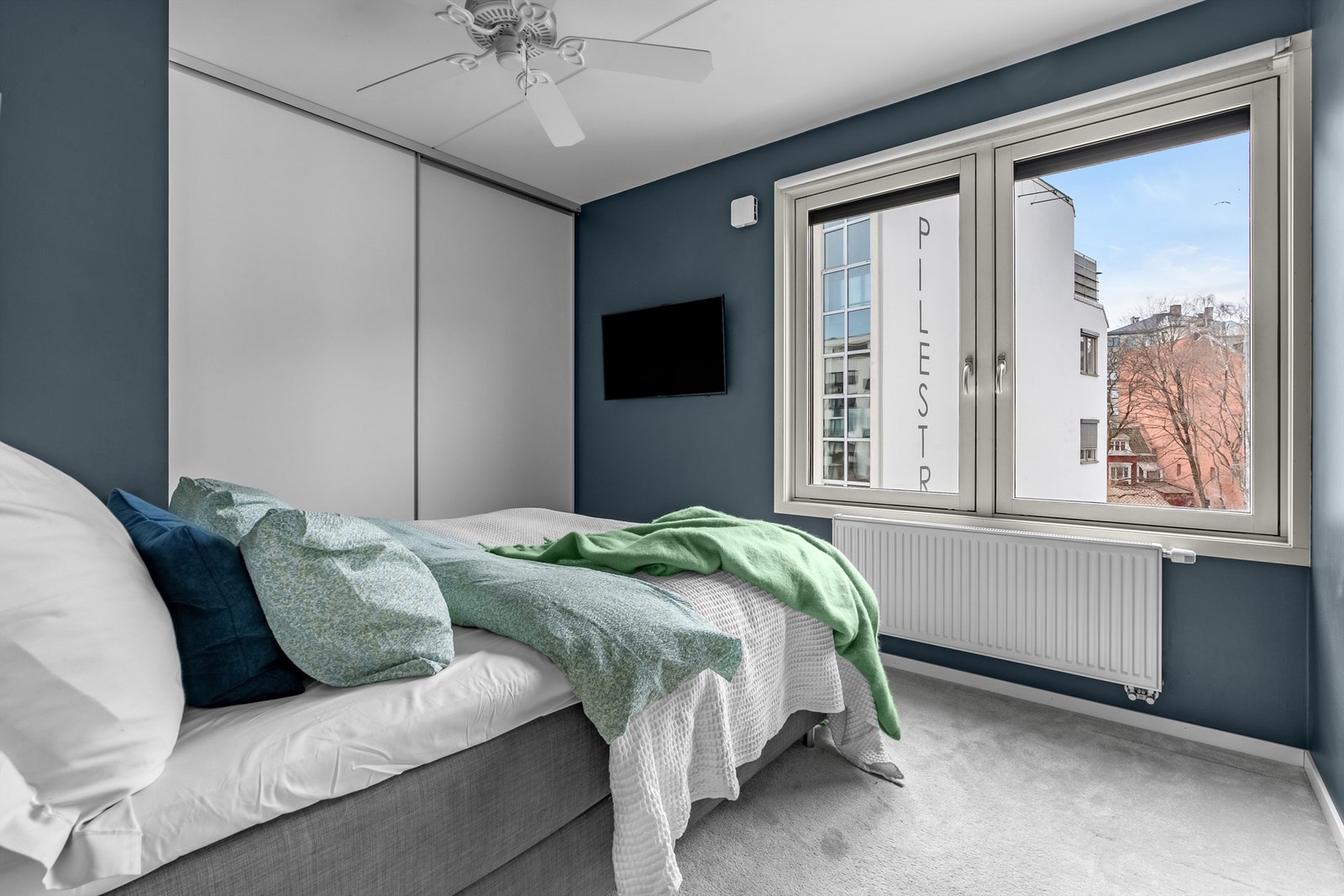 Med en velfungerende planløsning har boligen et romslig soverom med godt med plass for en stor dobbeltseng, i tillegg er det utstyrt med en stor skyvedørsgarderobe som sikrer rikelig med oppbevaringsplass. Galleribilde