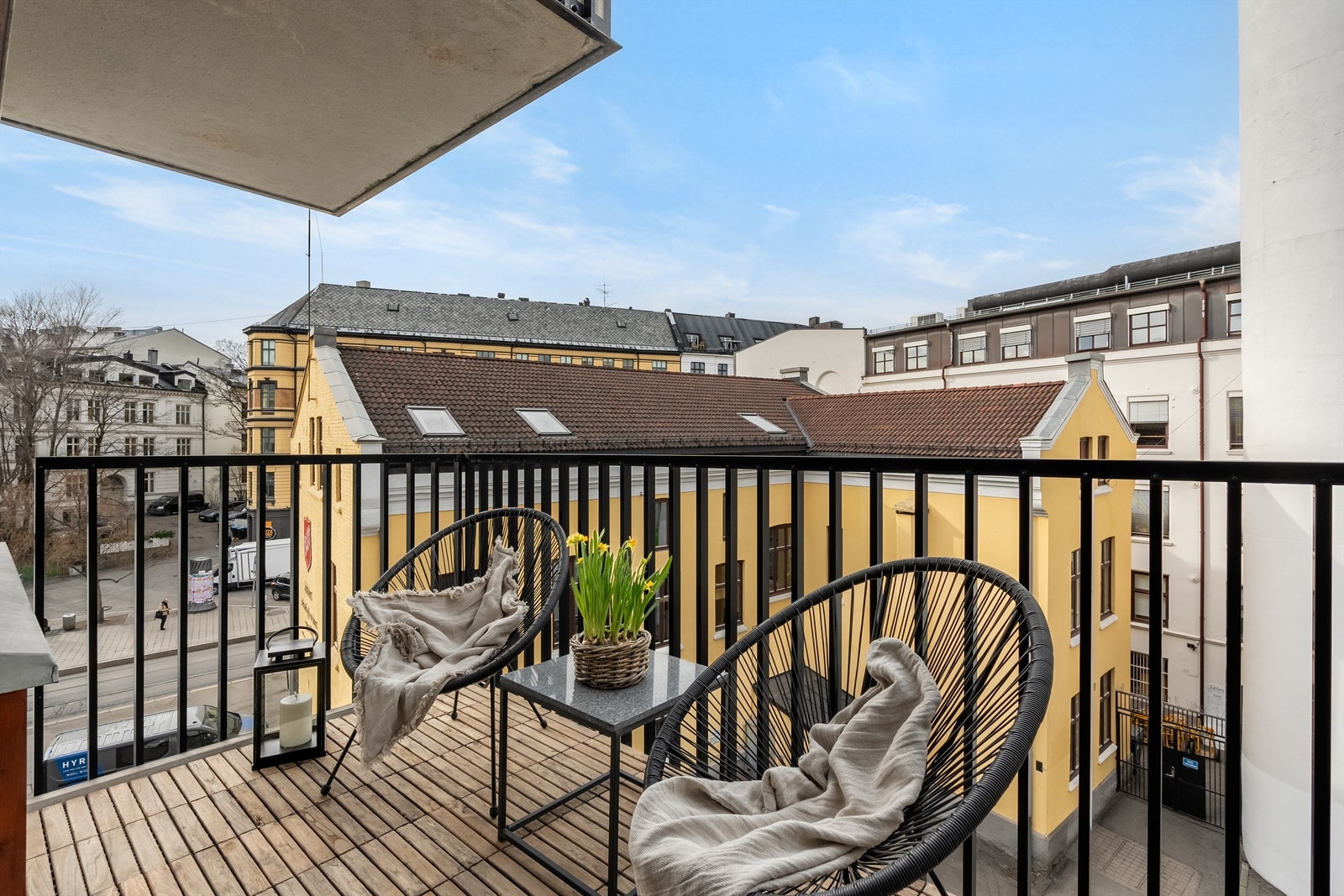 Fra stuen er det adkomst til en herlig balkong på 4,5 kvm med hyggelig utsyn over nabolaget. Galleribilde