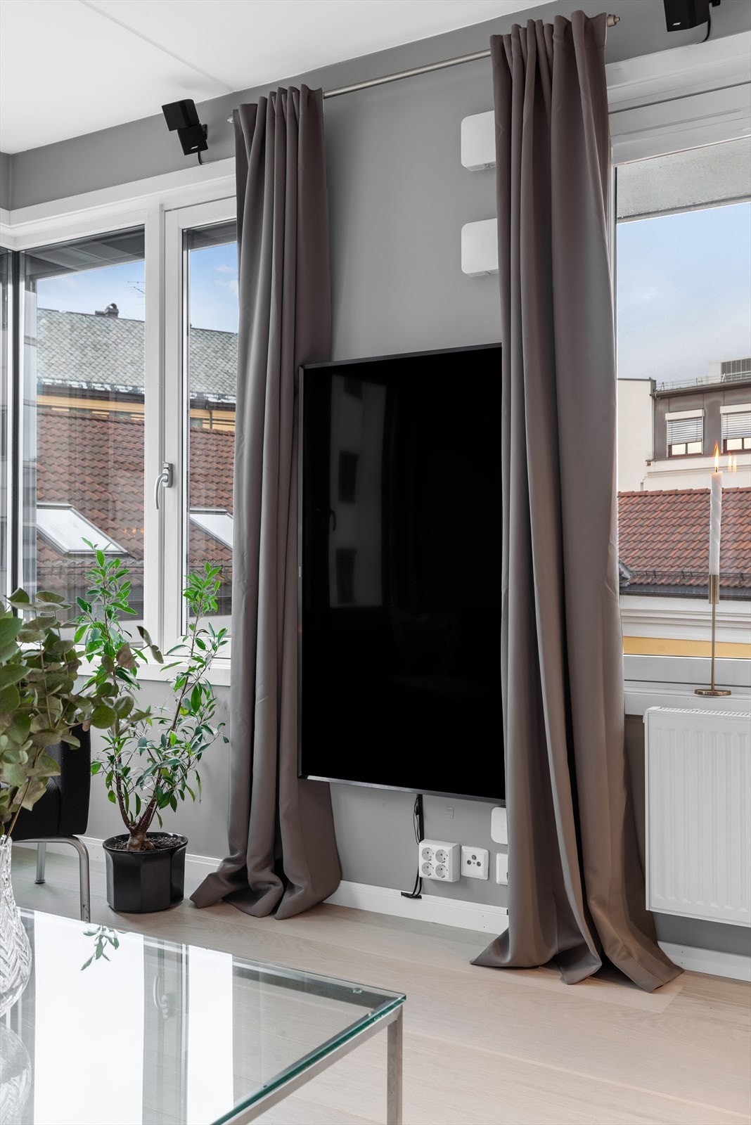 Stuen er utstyrt med et praktisk vendbart veggfeste for tv, en praktisk anordning som diskret skjuler tv` en når den ikke er i bruk..jpg Galleribilde