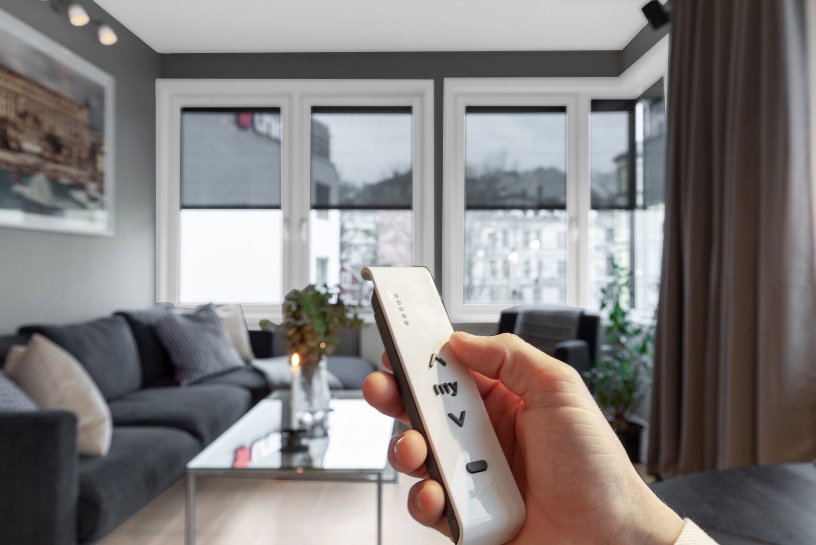 Stuens vinduer er utstyrt med utvendige, motoriserte screens fra 2020 som enkelt styres med fjernkontroll og som sørger for effektiv solskjerming på varme sommerdager Galleribilde