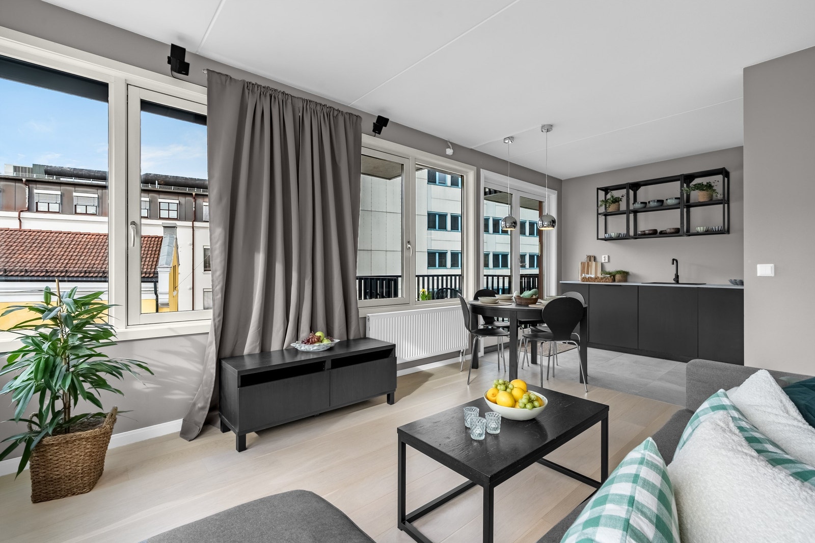 Med store vindusflater på to sider har man rikelig med lysinnslipp i stuen. Galleribilde