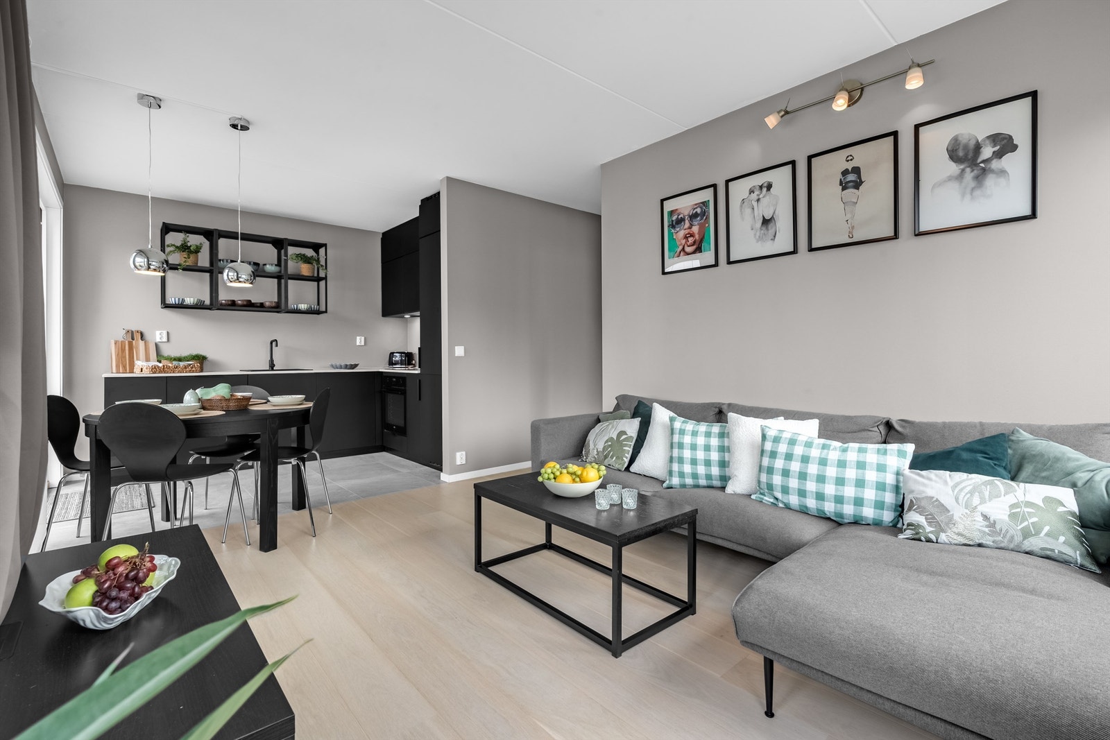 Boligen varmes opp via radiatorer tilknyttet fjernvarme, noe som gir lave og forutsigbare utgifter. Galleribilde