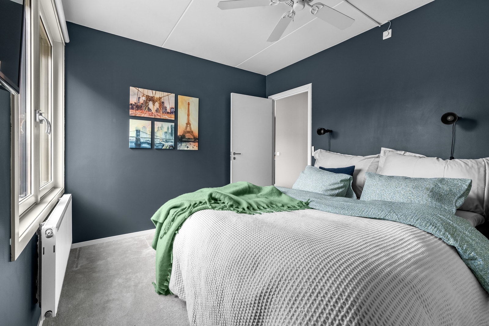 Vinduene på soverommet er i likhet med stuen utstyrt med fjernstyrt solskjerming. Galleribilde