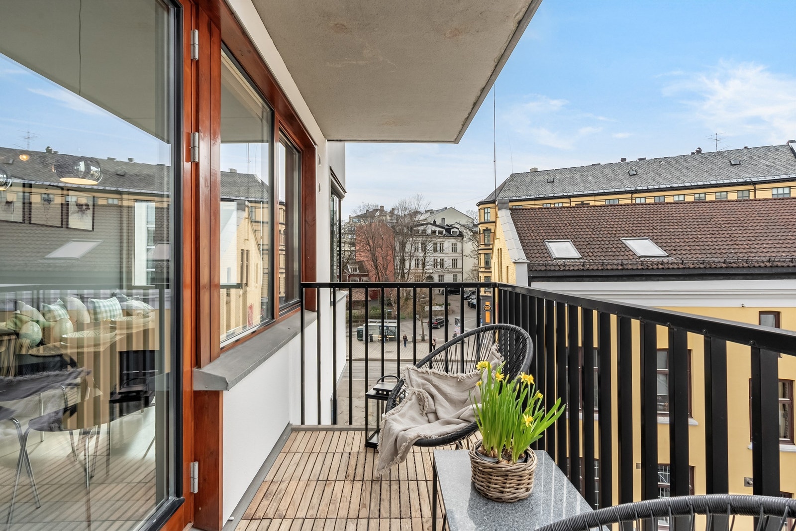 Balkongen er nordvestvendt med herlige solforhold fra ettermiddag til kveld. Galleribilde