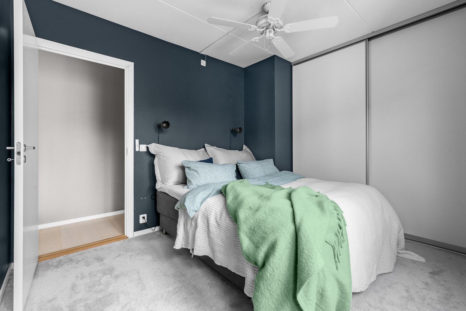 Soverommet har et flott vegg-til-vegg teppegulv(nytt i 2020), og er malt i mørke duse farger som gjør det til et lunt og innbydende soverom. Galleribilde