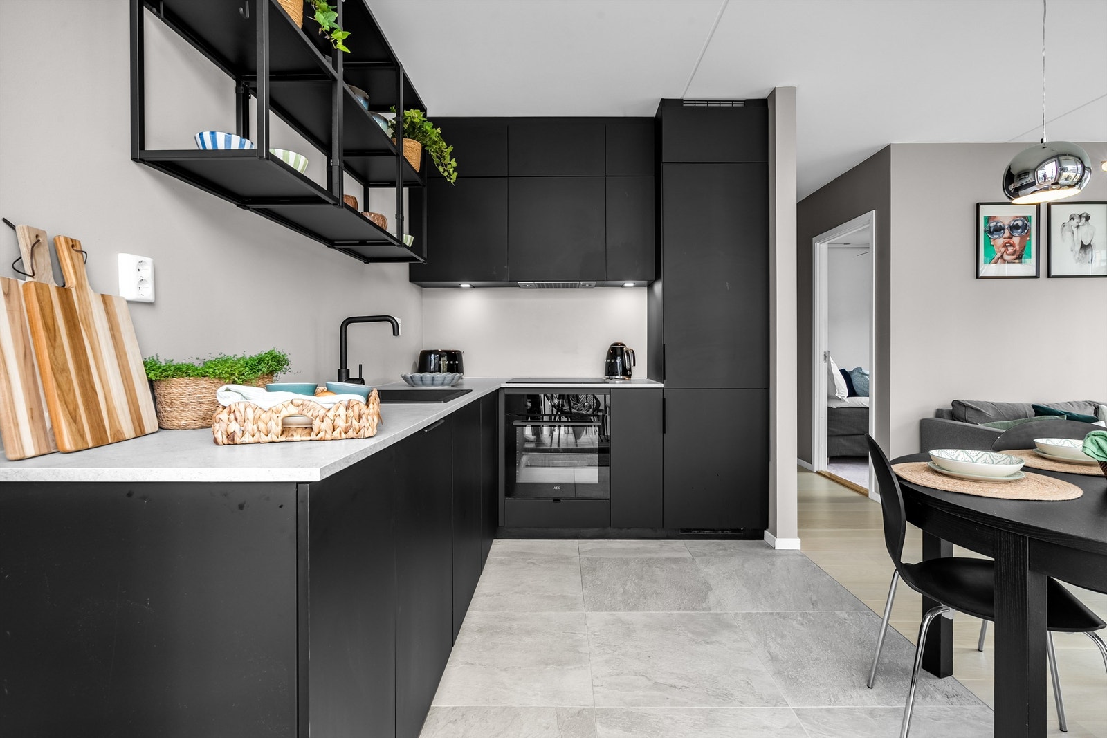 Lekkert og påkostet Kvik kjøkken fra 2020 i åpen sosial løsning mot stuen med godt med skap og benkplass. Galleribilde