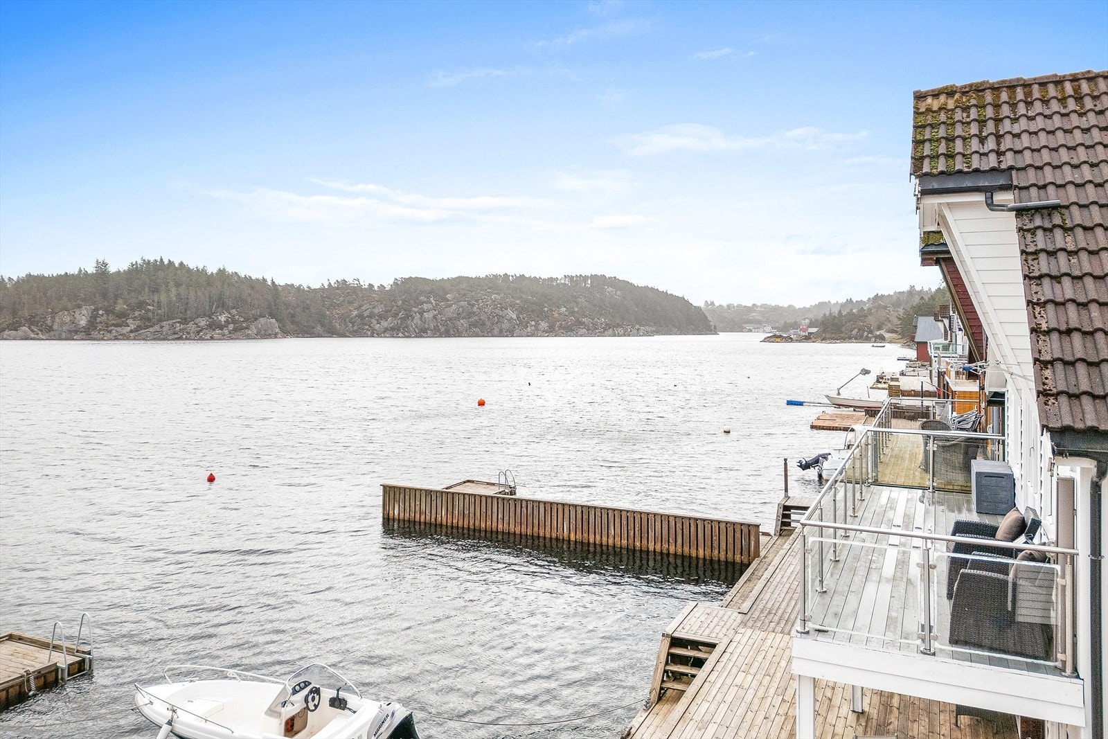 Sjarmerende kystperle med fantastisk utsikt over idyllisk skjærgård. Perfekt for båtliv og avslappende dager ved sjøen Galleribilde