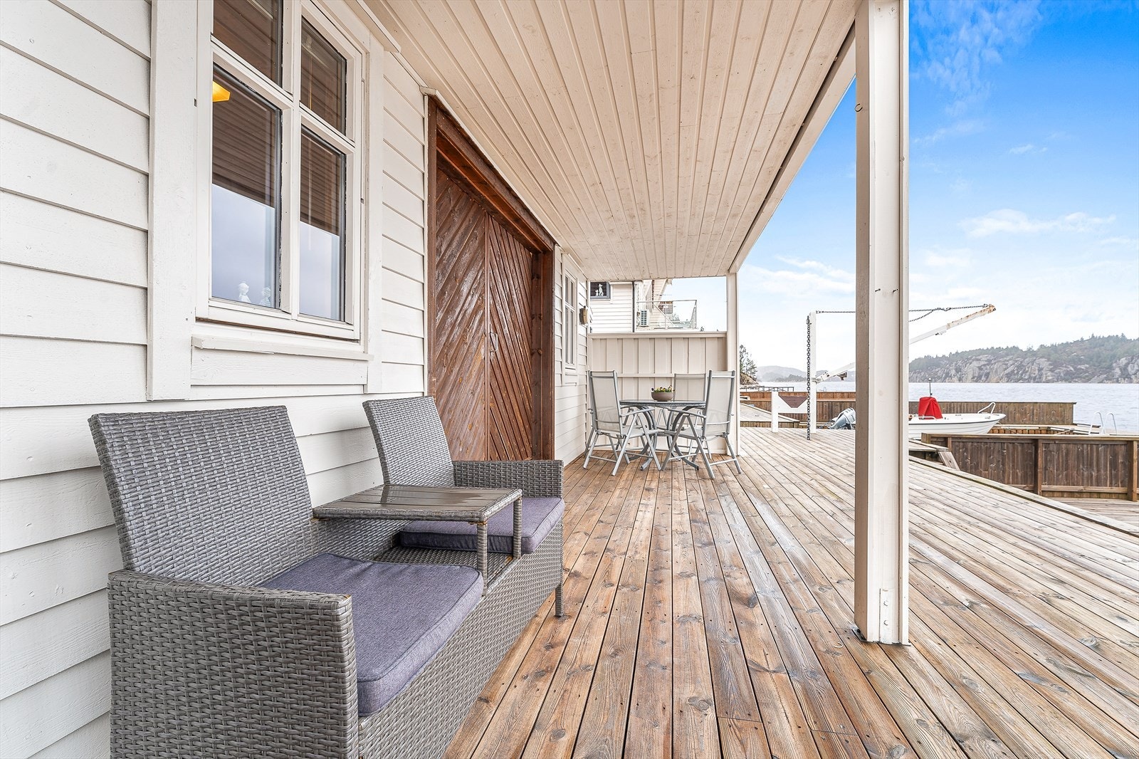 Terrasse med sjøutsikt, perfekt for avslapning og sosiale sammenkomster. Nyt morgenkaffen med fantastisk utsikt over sjøen Galleribilde
