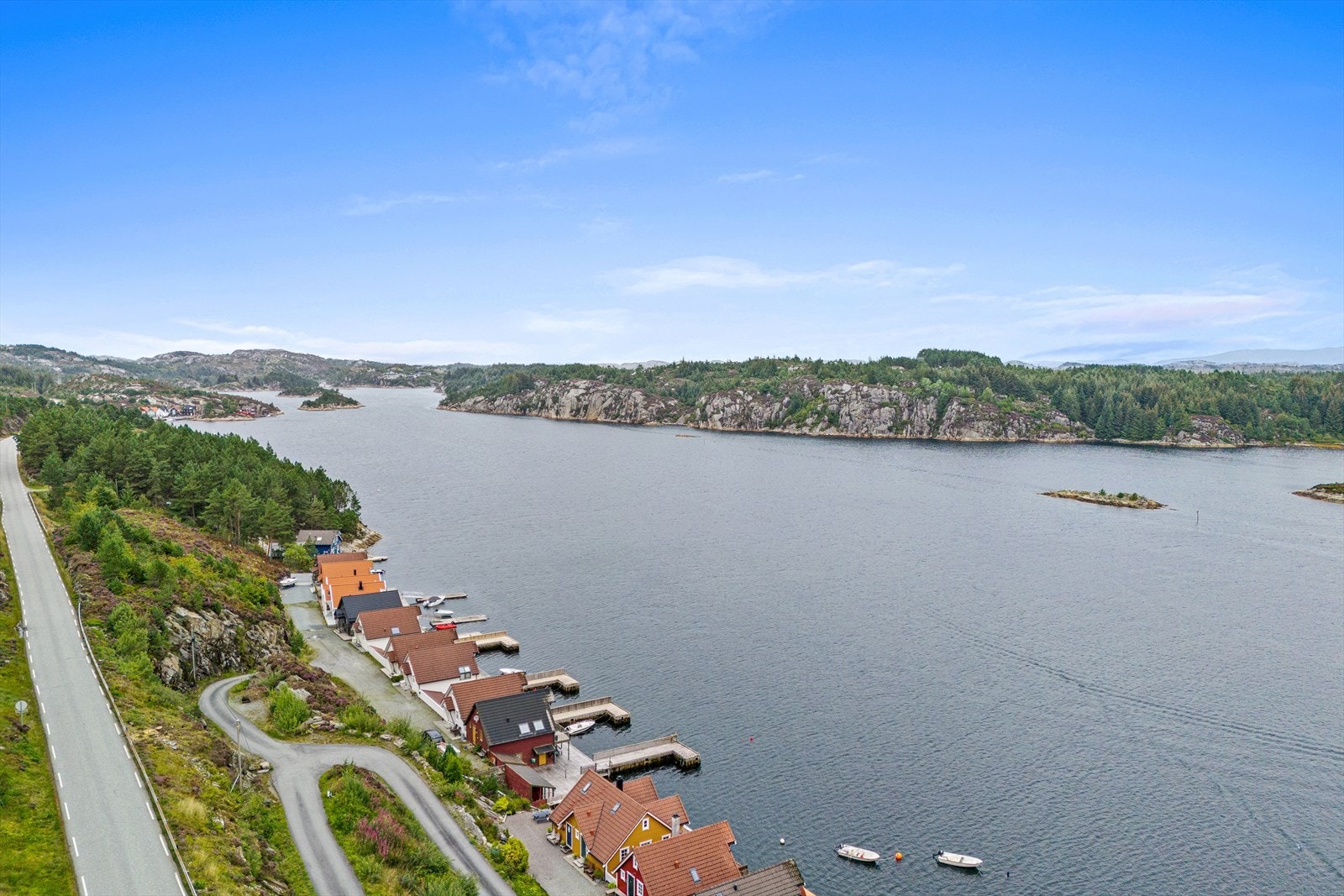 Fra eiendommen er det kort vei med kajakk ut til sjarmerende øyer og urørt skjærgård, for fiskere er det kort vei til storhavet Galleribilde