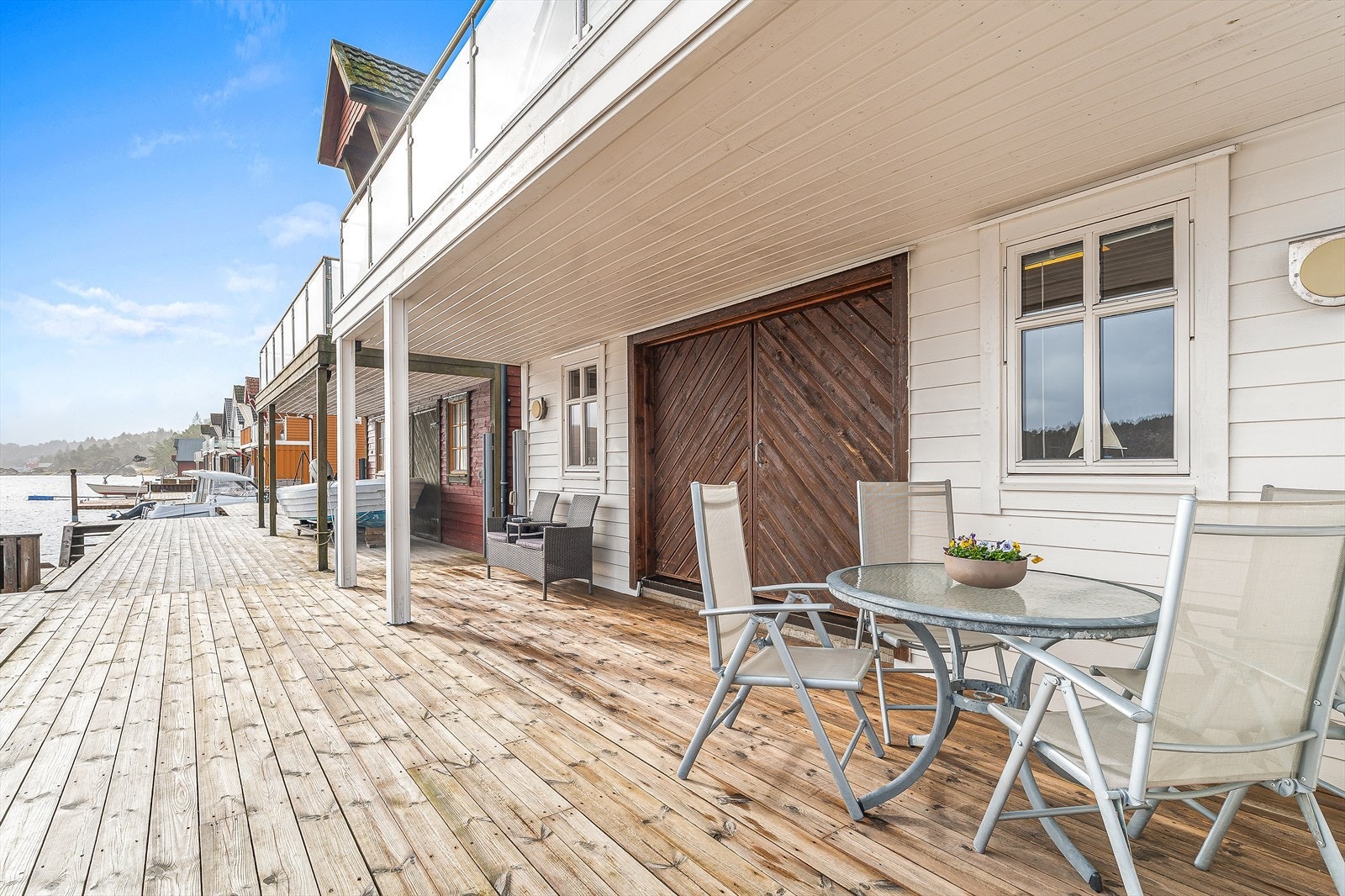Enkel adgang inn til naustrommet fra terrassen Galleribilde