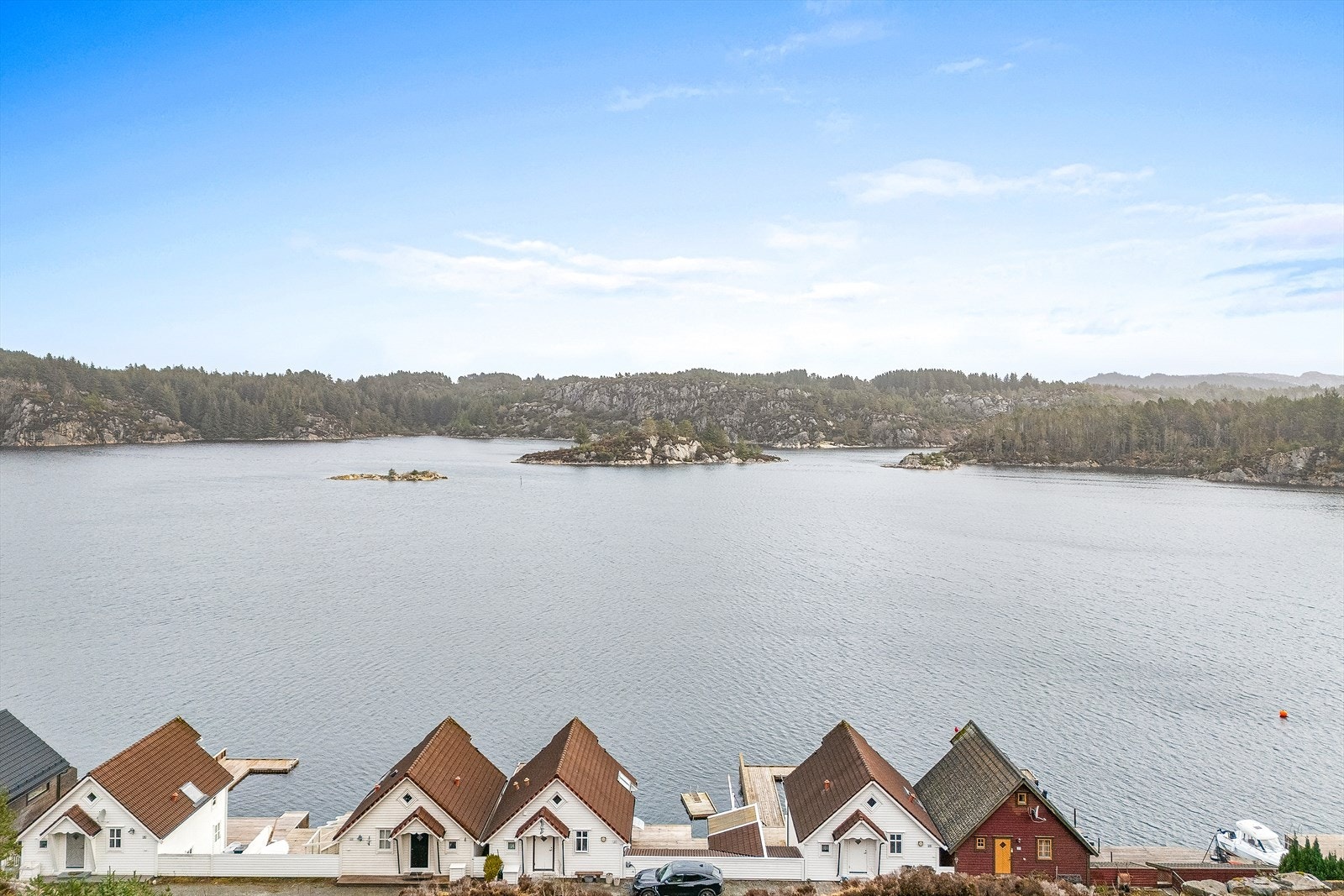 Fantastisk sjøutsikt med idyllisk beliggenhet. Perfekt for natur- og båtentusiaster. Nyt sommeren med umiddelbar nærhet til sjøen Galleribilde