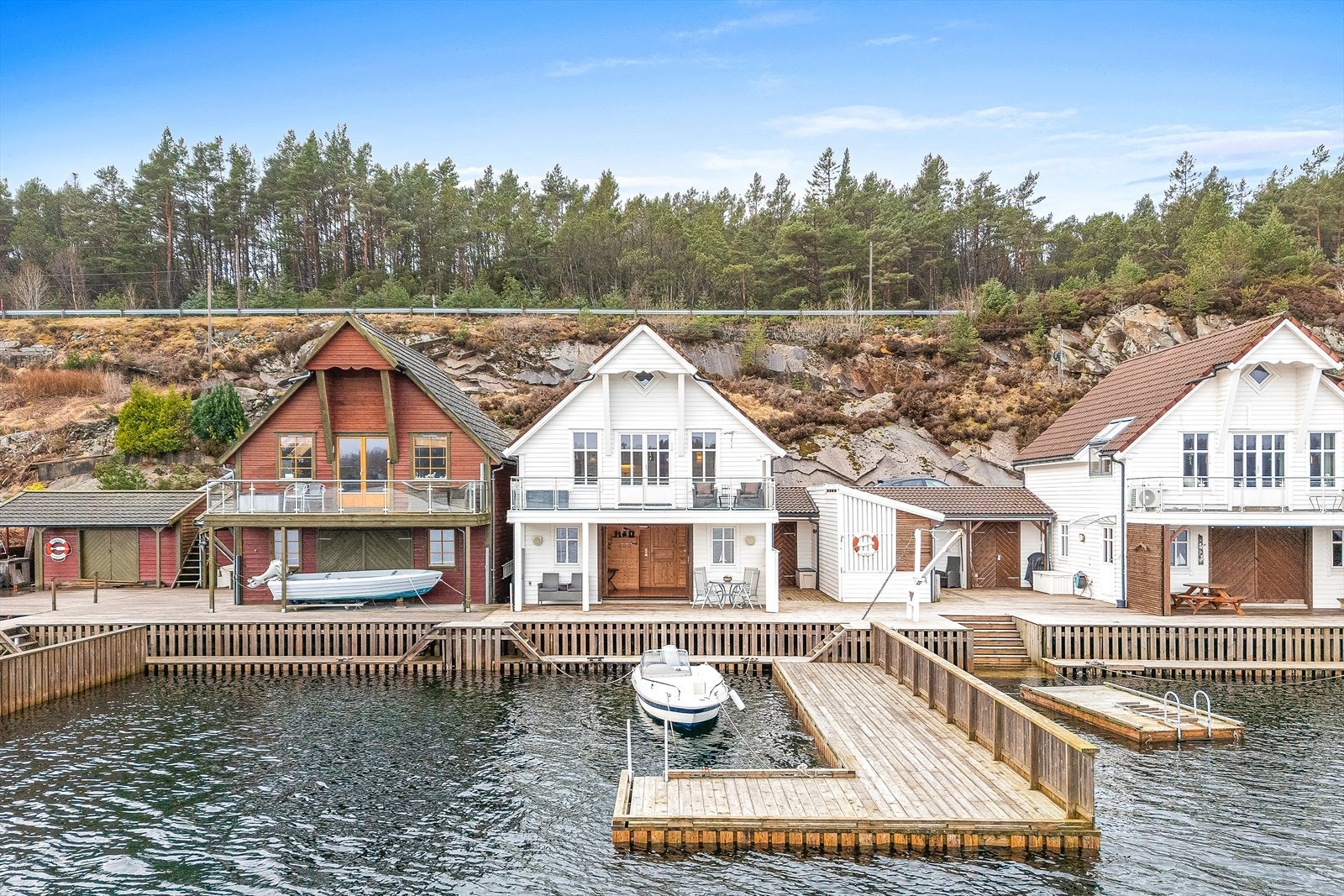 Flott rorbu med idyllisk beliggenhet. Privat brygge, vakker utsikt og enkel tilgang til båtliv og naturopplevelser Galleribilde