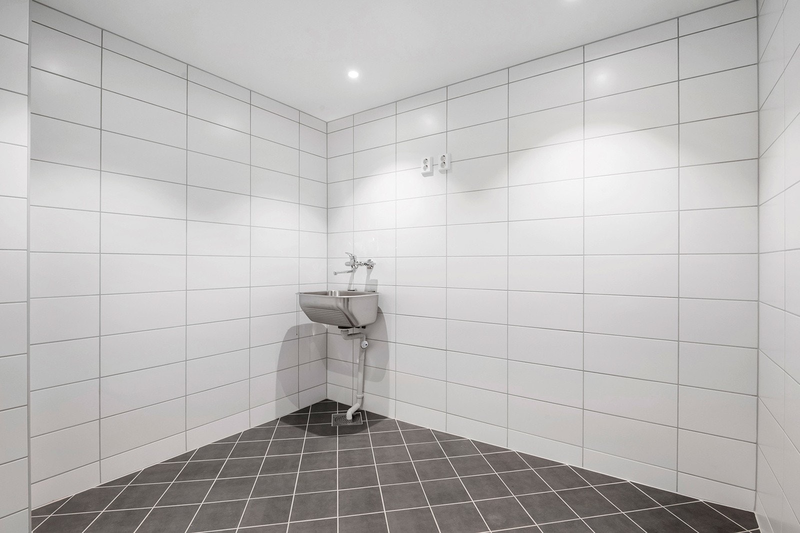 Badet er sone inndelt. Badet har opplegg for vaskemaskin samt god plass til å tørke klær her. Galleribilde