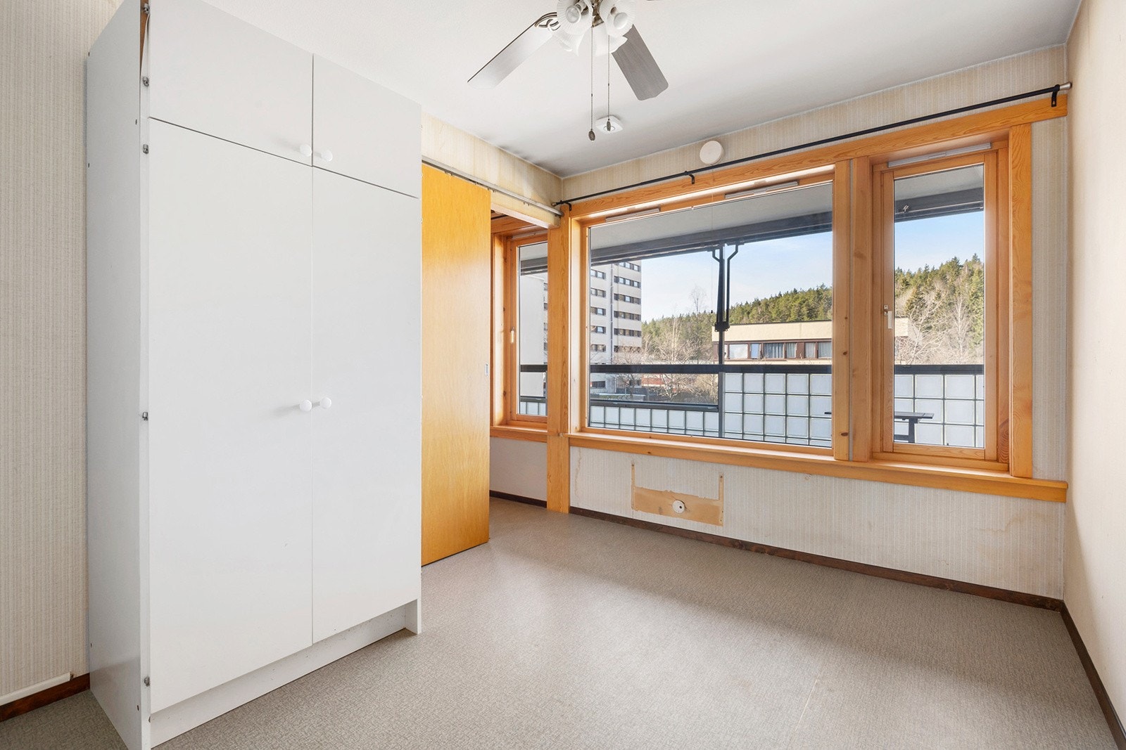 Soverom 2 er romslig og har plass til dobeltseng og nattbord. Galleribilde