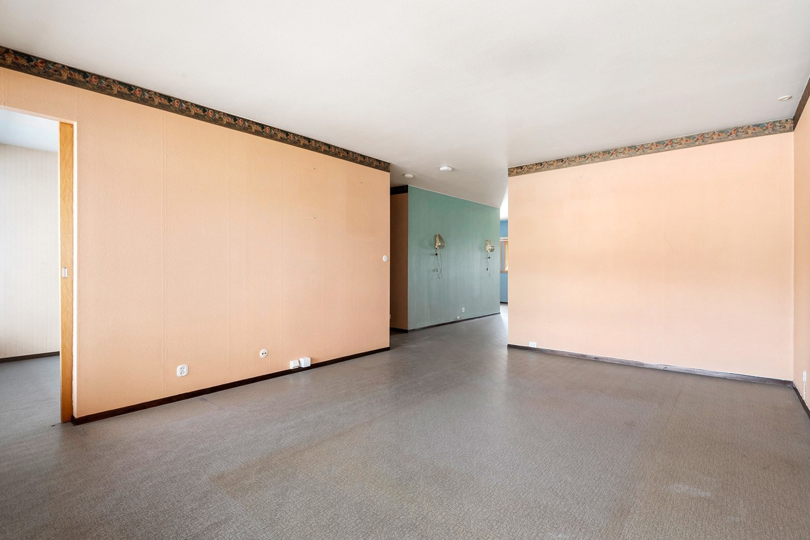 Stor og romslig stue med god plass til en sittegruppe, tv-møbel og annet ønsket møblement Galleribilde