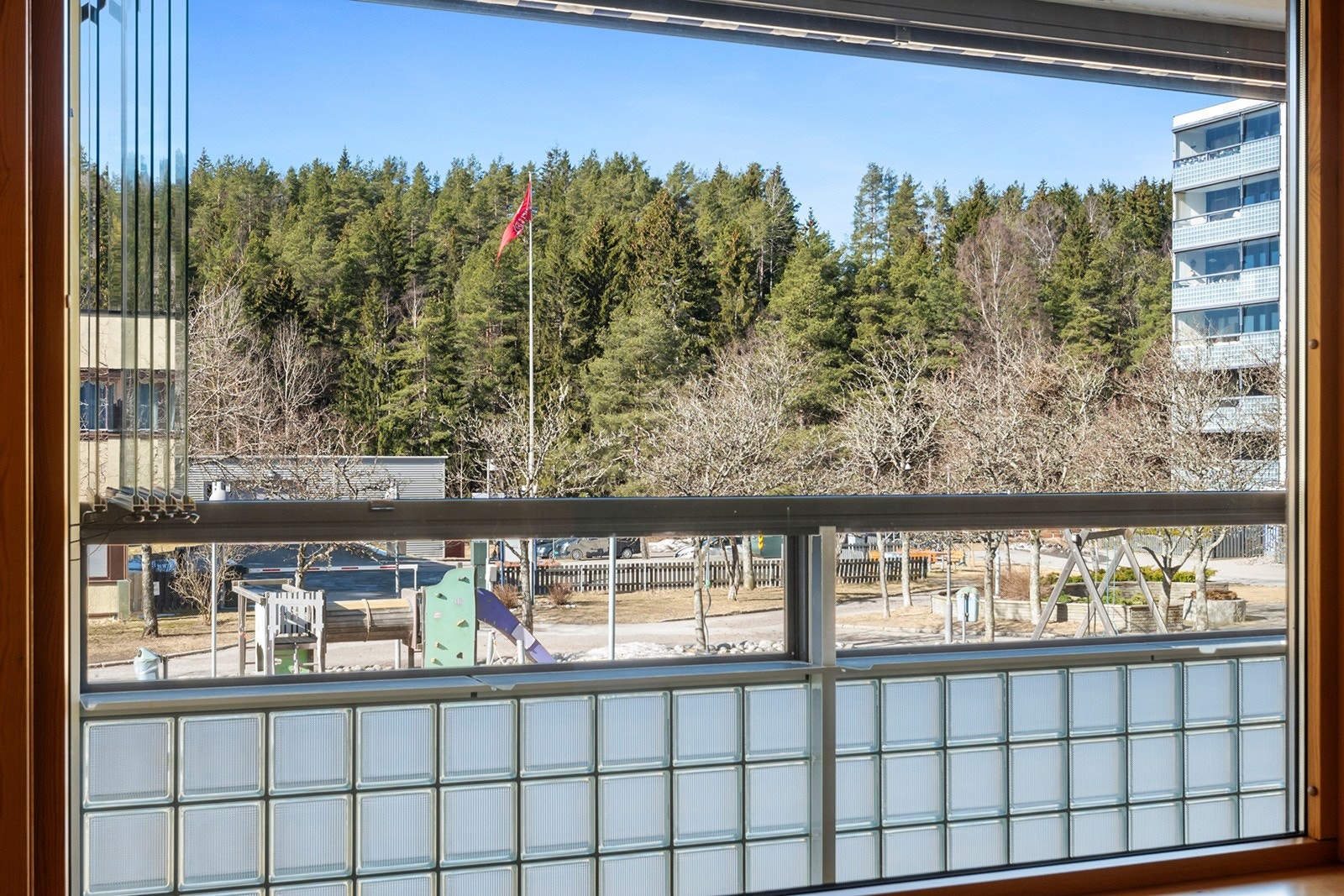 Balkongen har plass til sittemøbel, beplantning og gass eller el-grill. Galleribilde