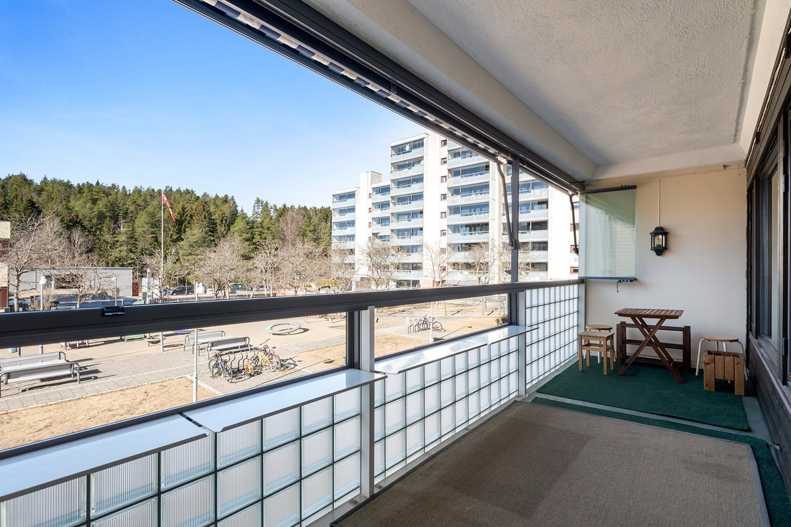 Fra balkongen har du utsikt over borettslagets hyggelige nærområde Galleribilde