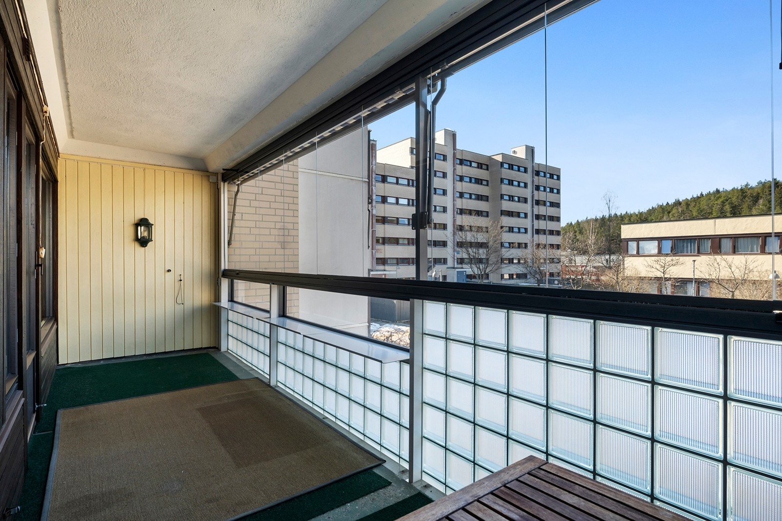 På den herlige innglassede balkongen kan du nyte lange gode sommer dager og utvide sesongen. Galleribilde