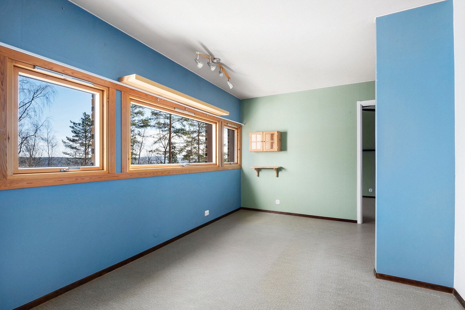 Fra kjøkkenet er det akomst til boligens hovedsoverom. Galleribilde