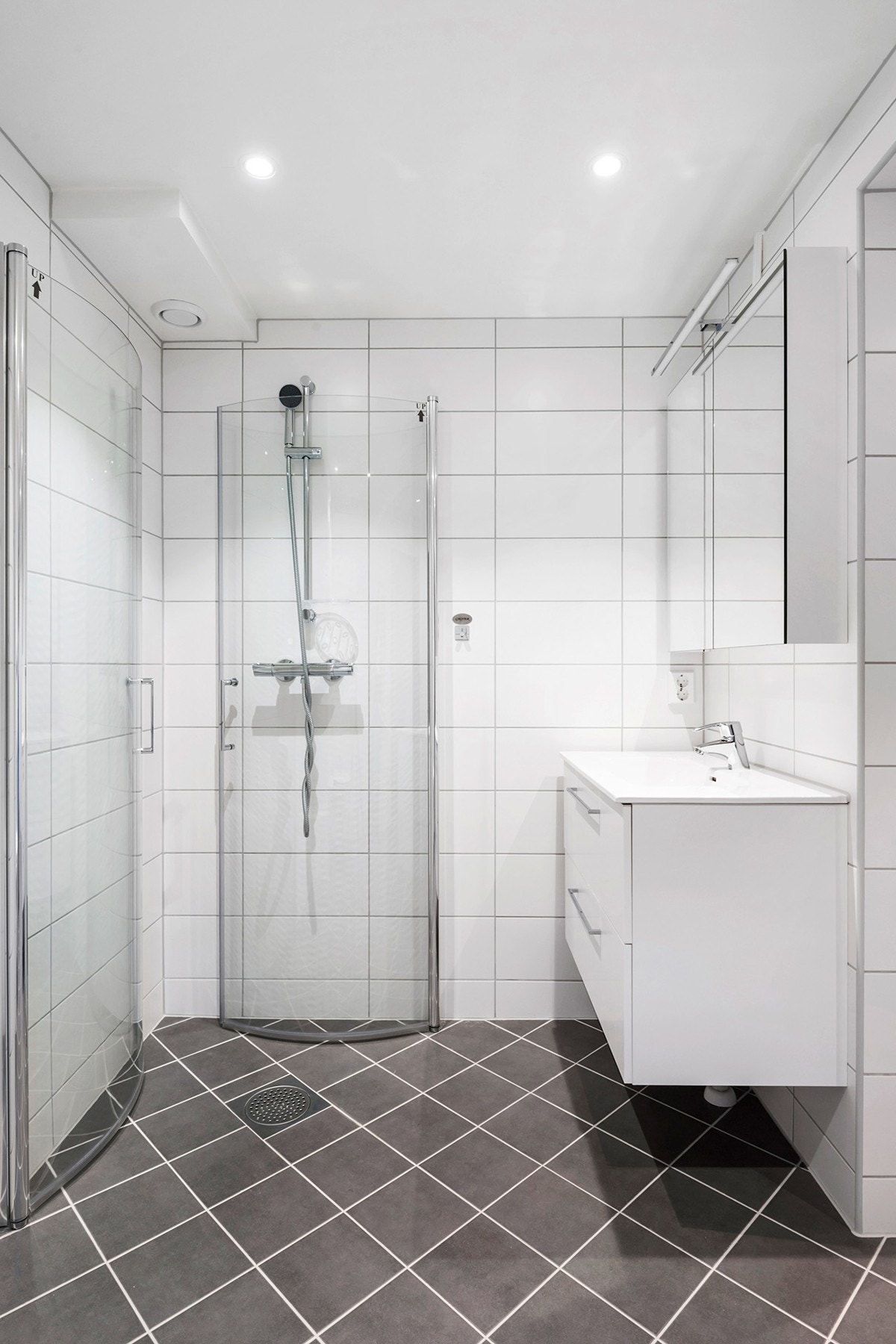 Delikat filslagt bad fra 2022. Varmekabler i gulv, dusjhjørnet og vegghengt toalett Galleribilde