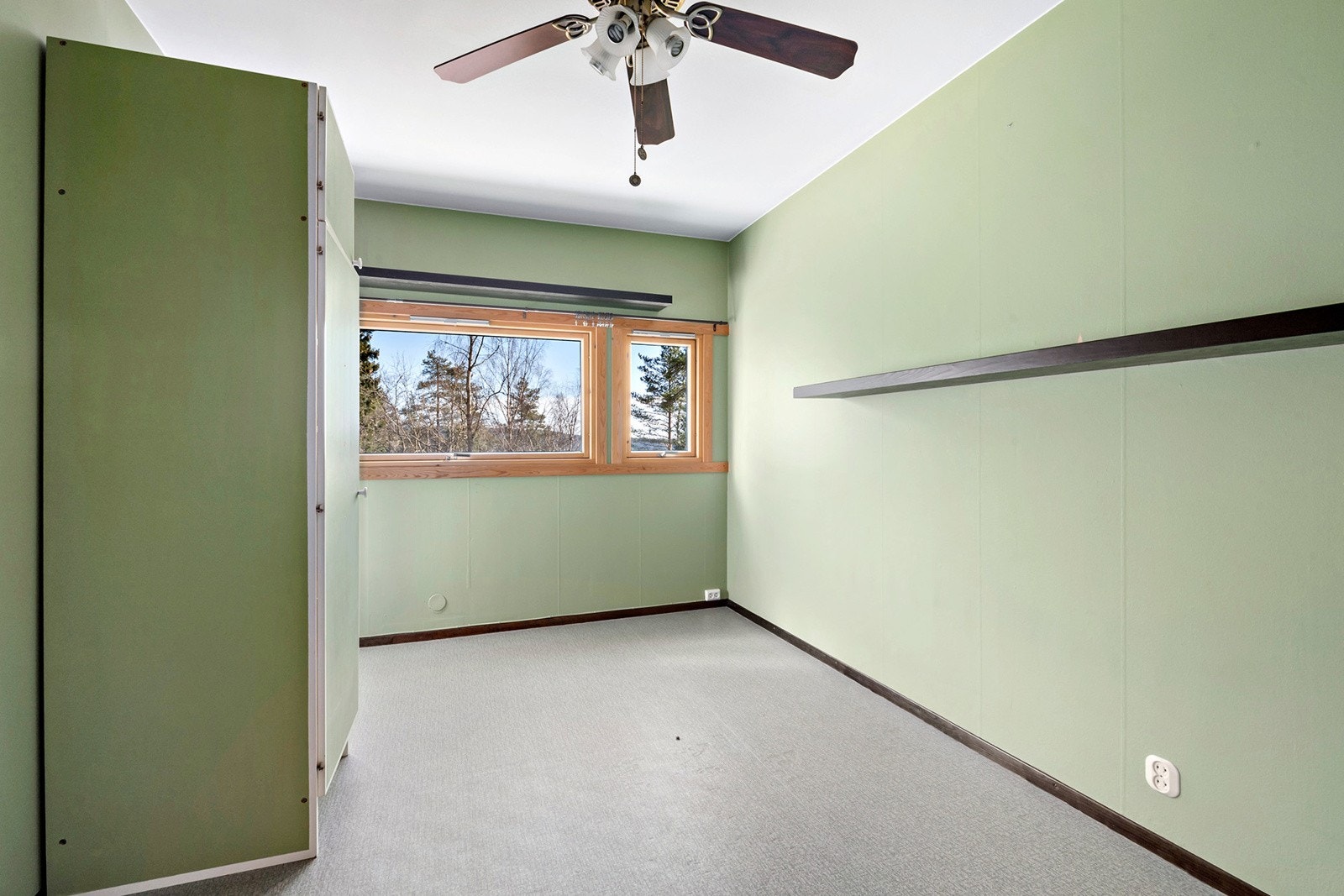 Hovedsoverommet er meget romslig. Her er det god plass til dobbeltseng og nattbord Galleribilde