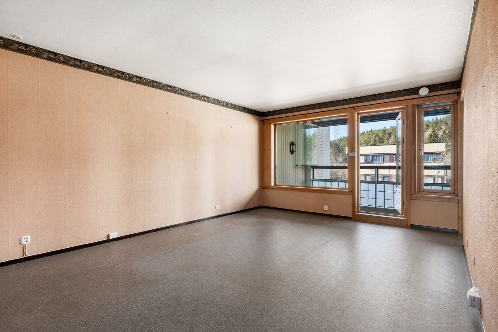 Fra stuen er det direkte adkomst til en stor innglasset balkong på ca. 11 kvm. Galleribilde