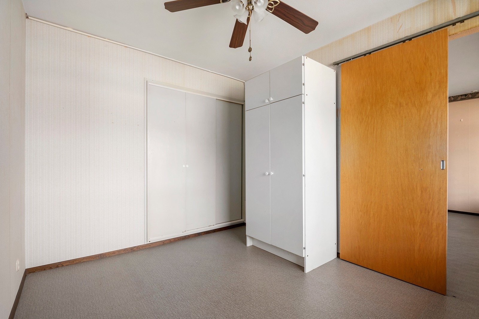 Soverom 2 har plassbygd garderobeløsning samt et frittstående garderobeskap. Galleribilde