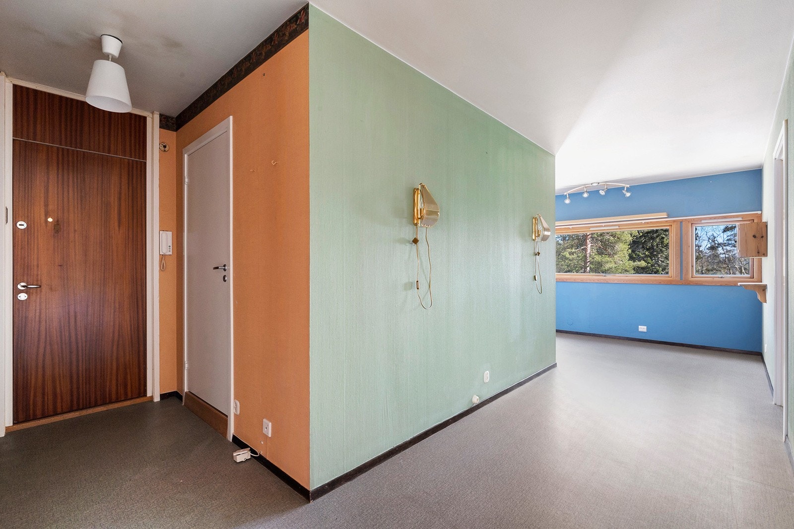 Entreen har plass til å kunne sette fra seg sko og henge fra seg yttertøy. Galleribilde