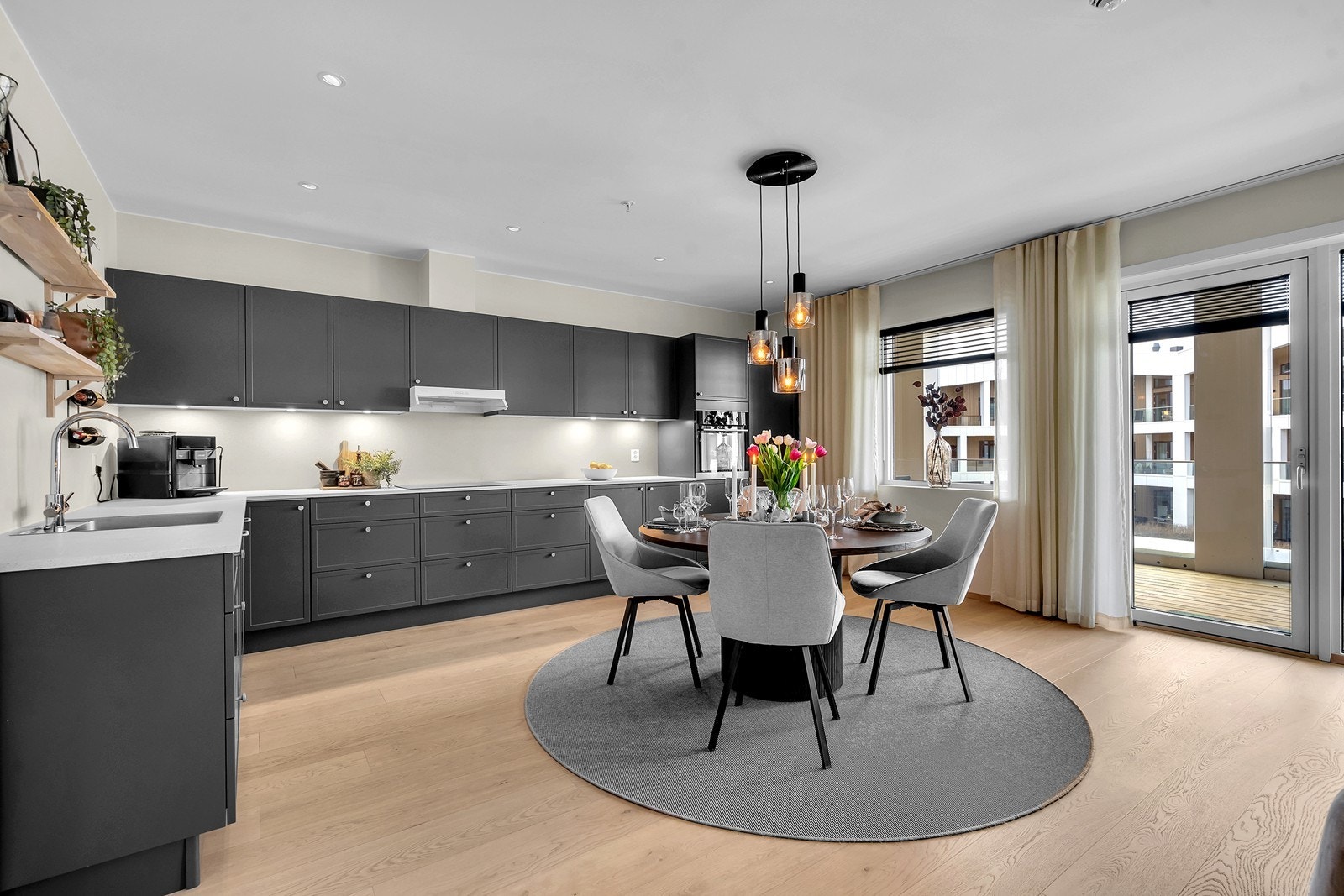 Strai kjøkken med hvitevarer. Galleribilde