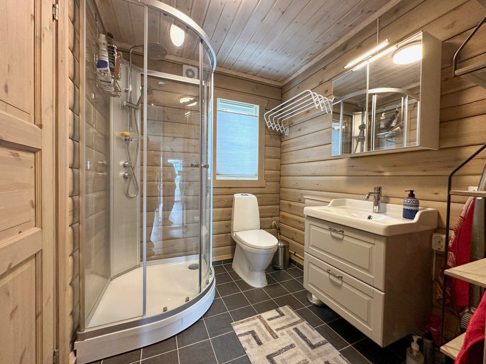 Baderomsinnredning med nedfelt servant og dusjkabinett. Galleribilde