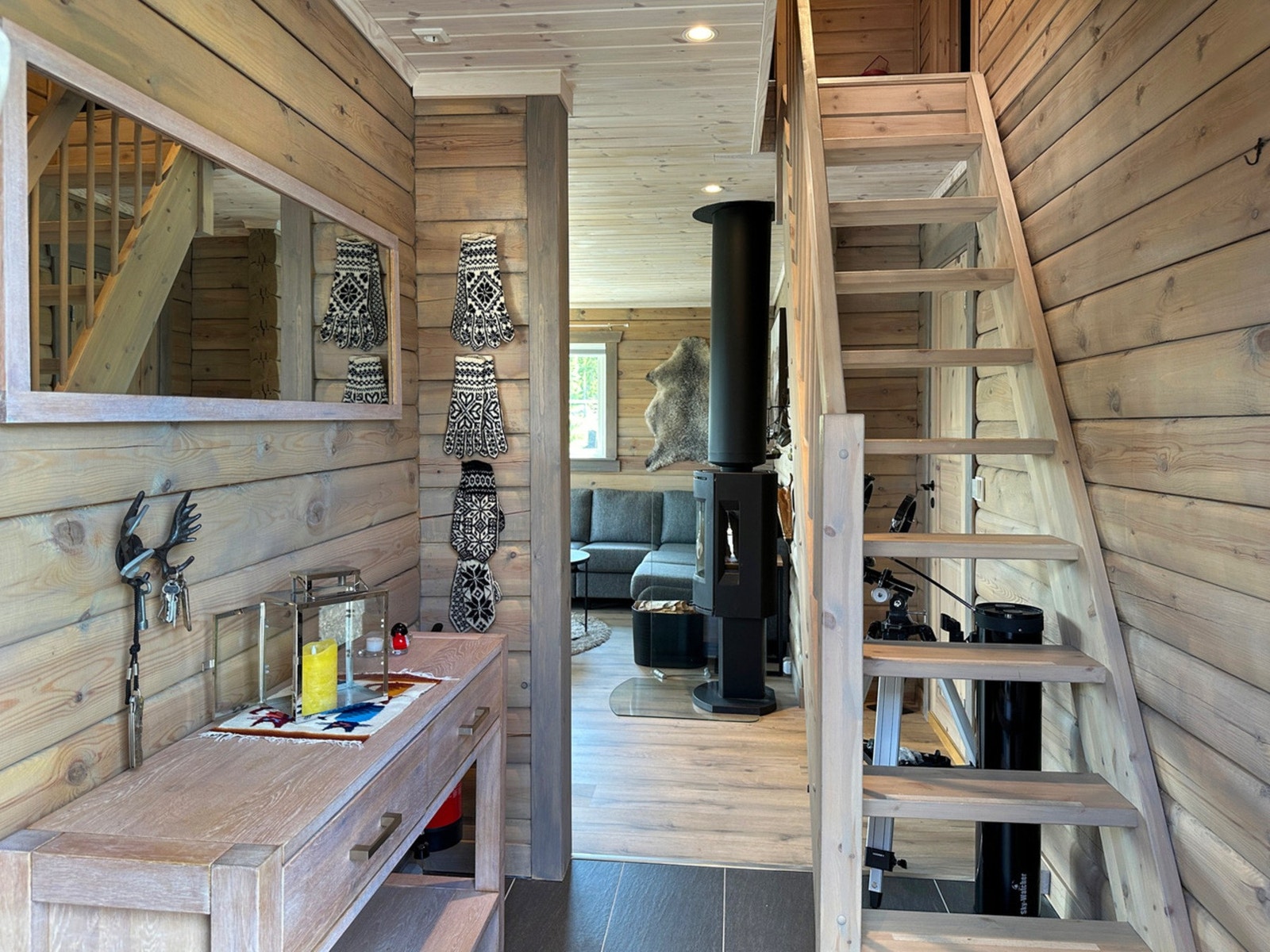 I entréen er det trapp opp til hemsen. Galleribilde