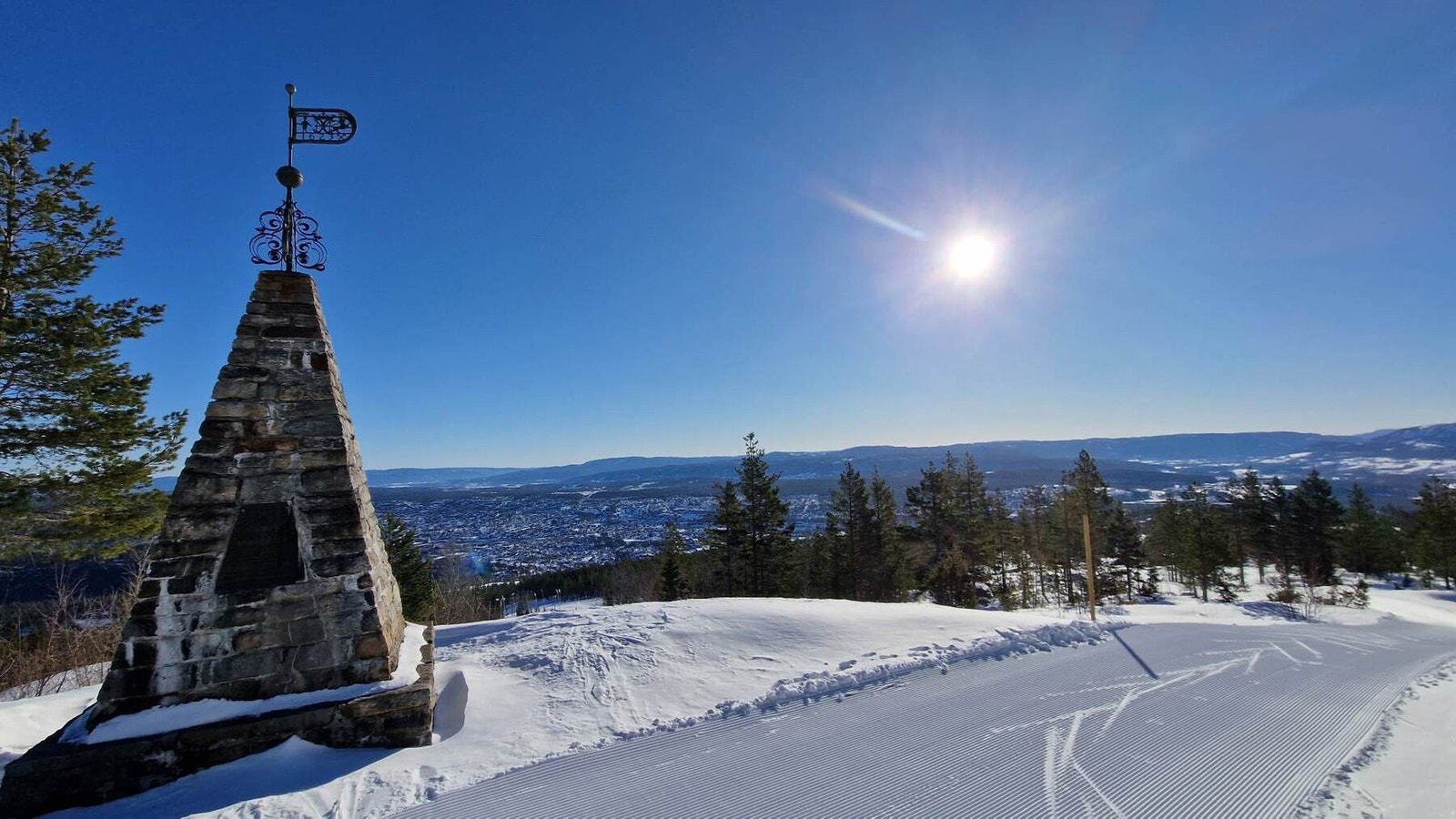 Korset ligger i Gruveåsen ved Korsveien fra Funkelia til Sachsen. Fra Korset er det flott utsikt over Kongsberg. Galleribilde
