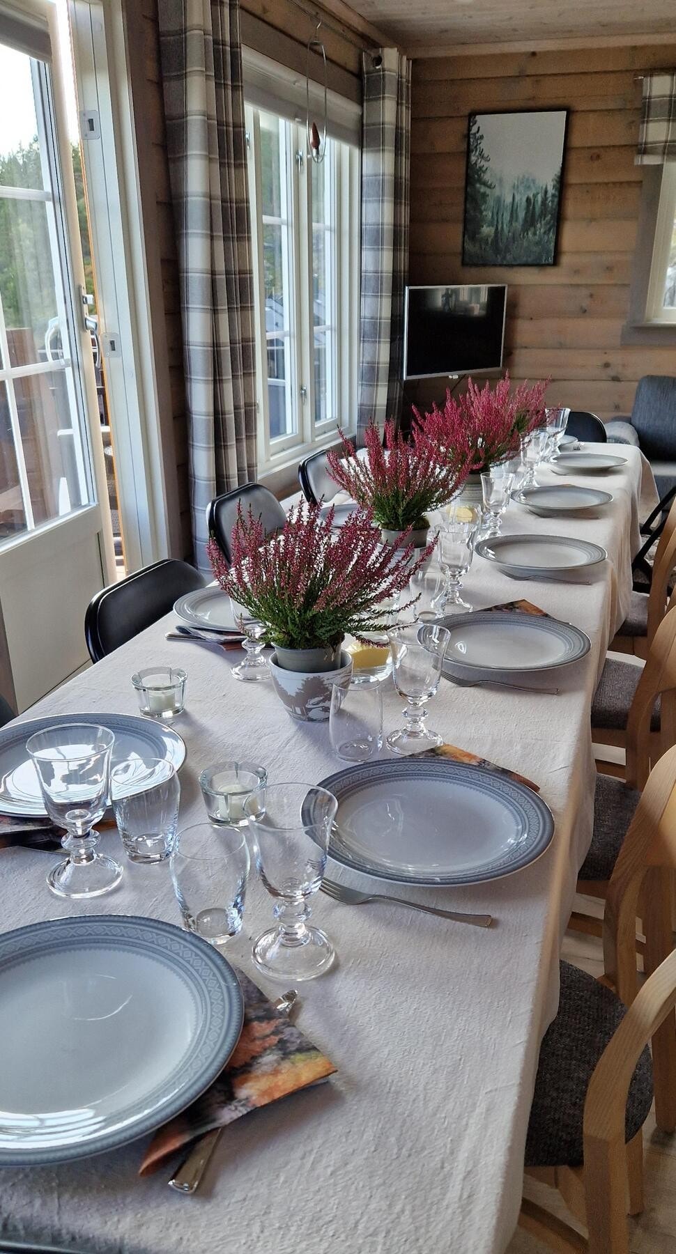 Uttrekkbart spisebord med plass til 8 personer medfølger. Galleribilde