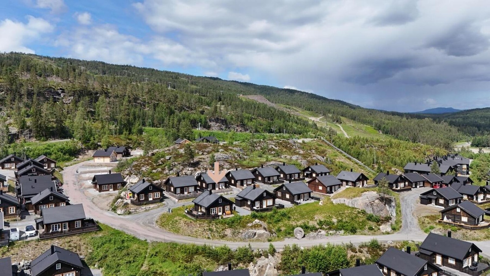 Enkel adkomst med bilvei helt inn til hytta. Galleribilde