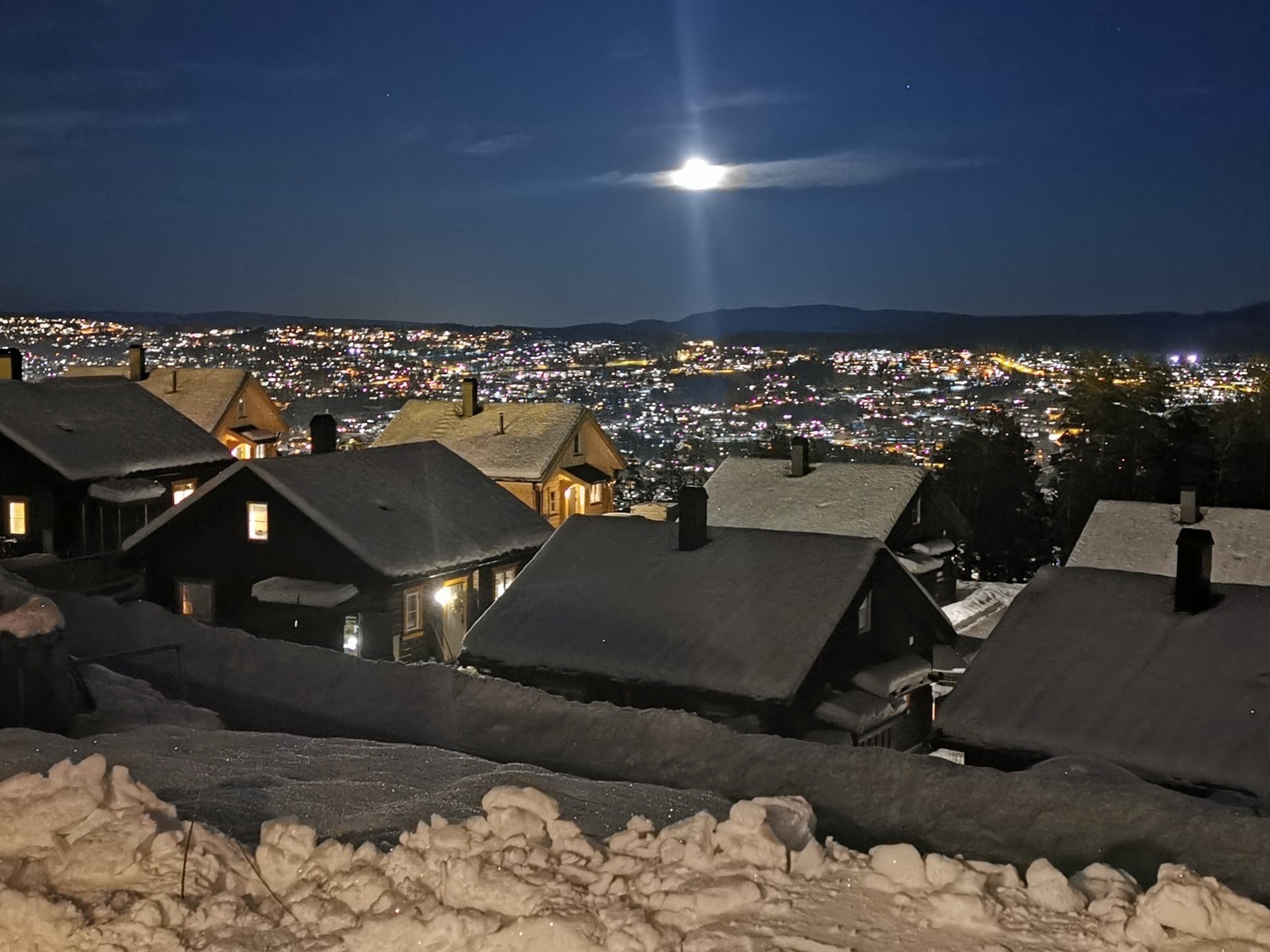 Fantastisk utsikt over Kongsberg. Denne hytta må oppleves! Galleribilde