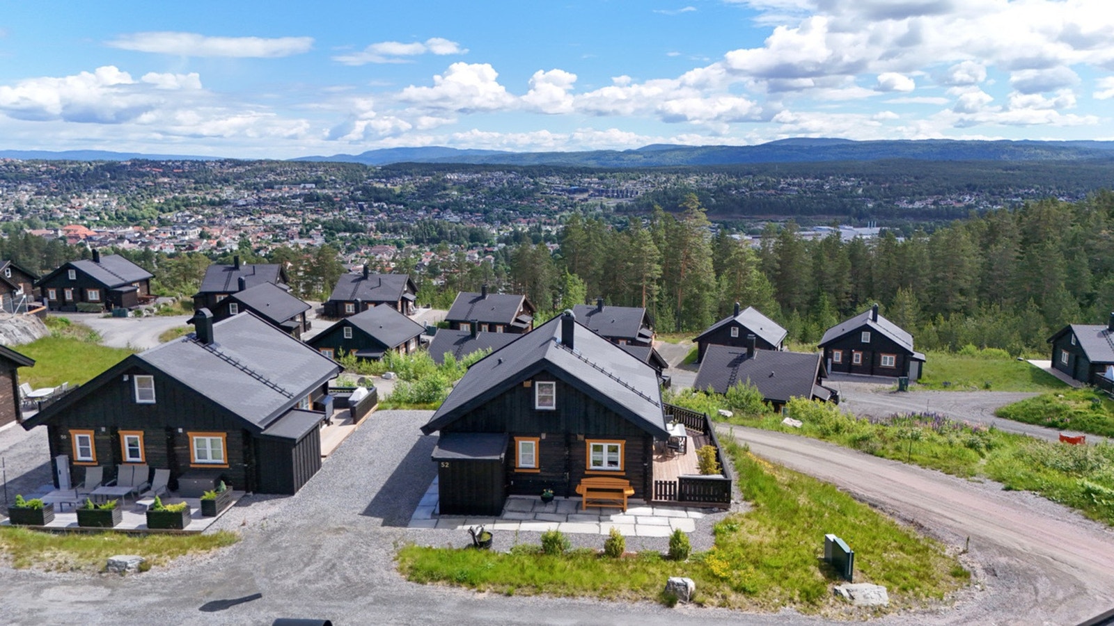 Romslig endetomt og flere parkeringsplasser. Galleribilde