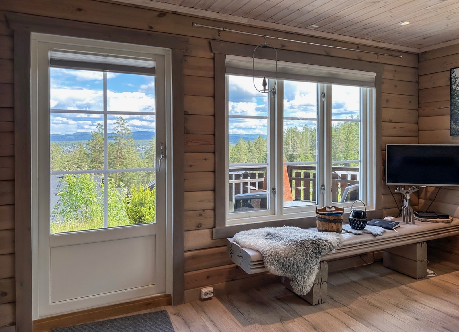 Veggene består av laftet tømmer. I hele 1. etasje er det gulvvarme. Galleribilde