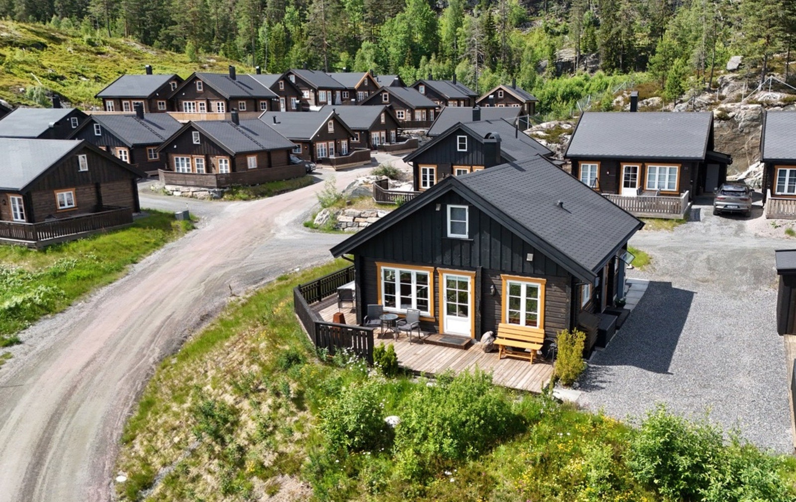 Hytta er fra 2019, bygget i tradisjonell stil med tømmervegger. Galleribilde