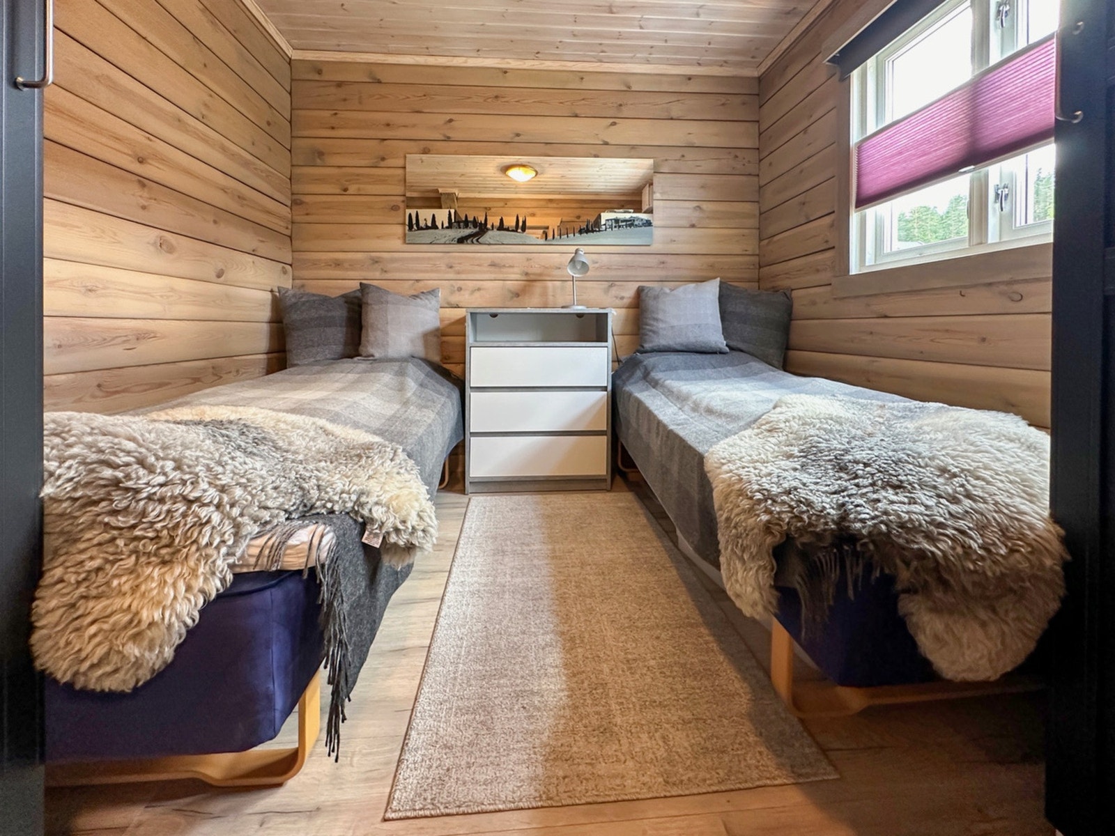 Soverommet i 1. etasje er av god størrelse med plass til to senger eller dobbeltseng. Galleribilde