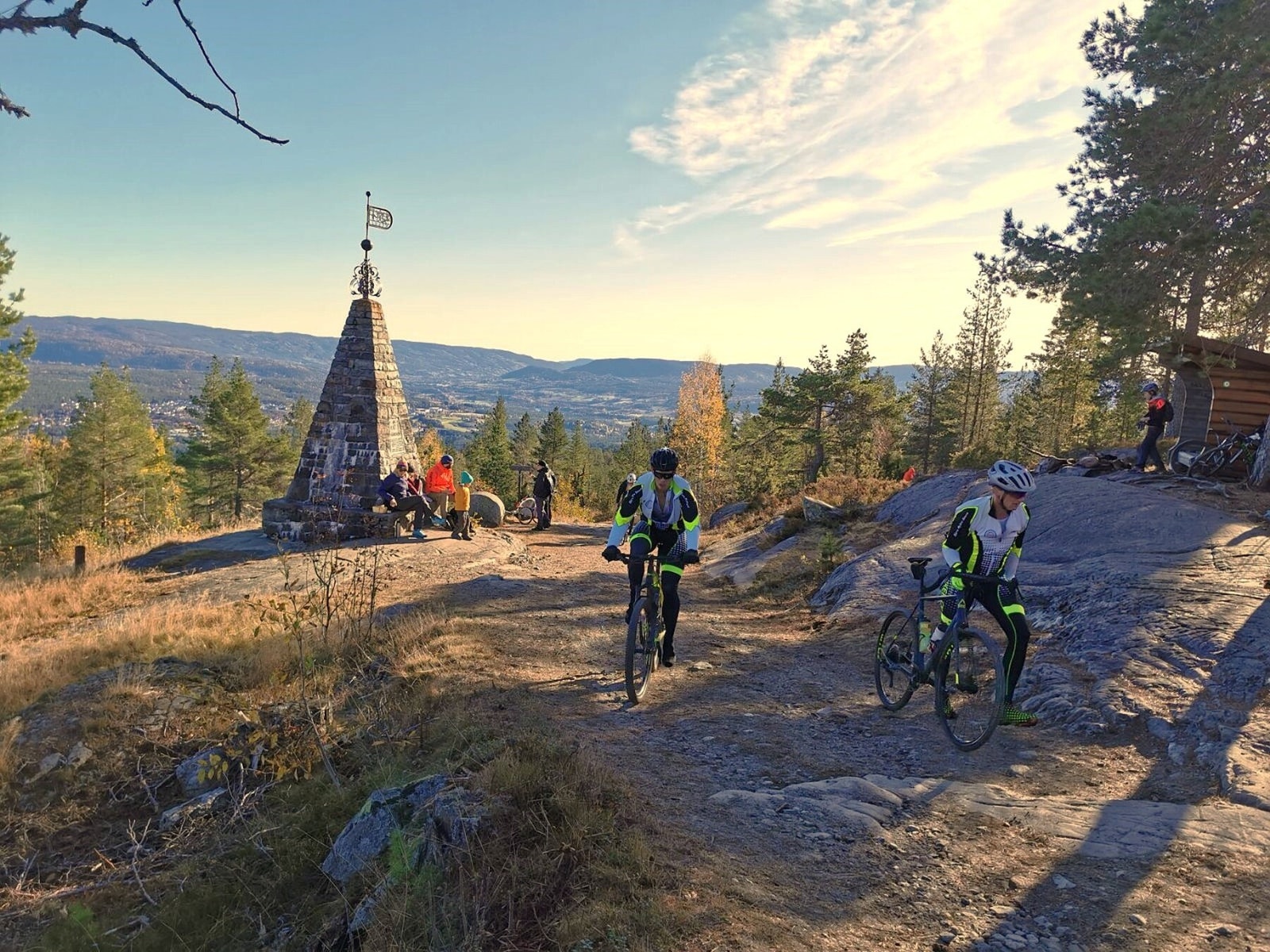 Korset i høstsol. Galleribilde