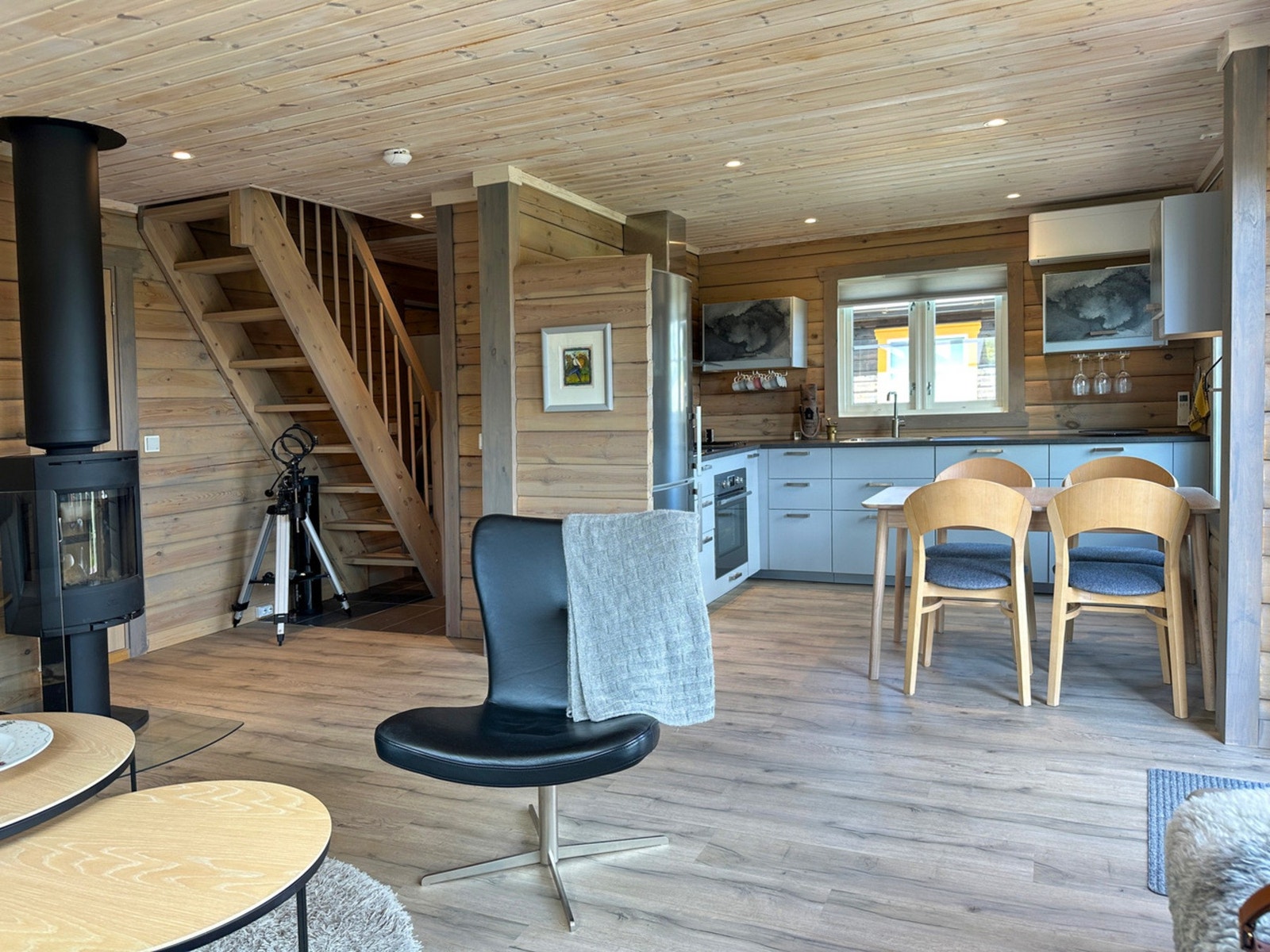 Stue/kjøkken i åpen løsning gir en sosial og arealeffektiv hytte. Galleribilde