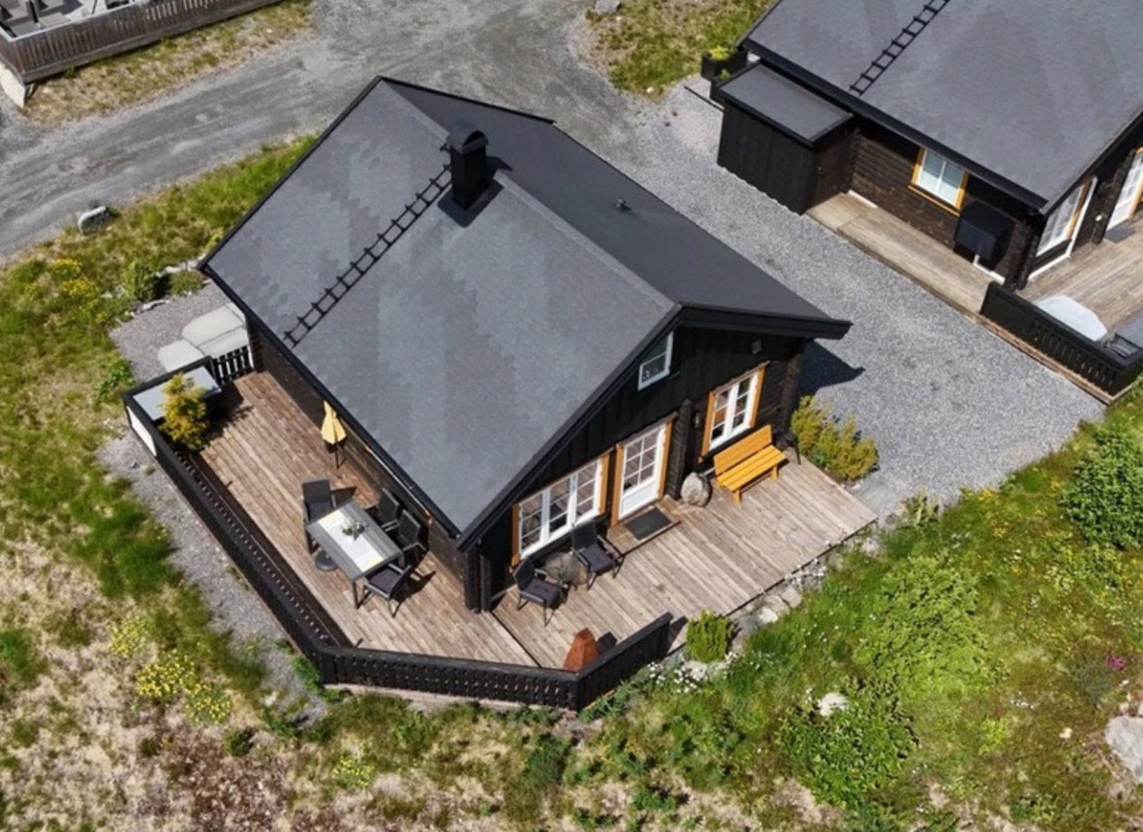 På terrassen har du god plass til det du måtte ønske av utemøblement. Galleribilde