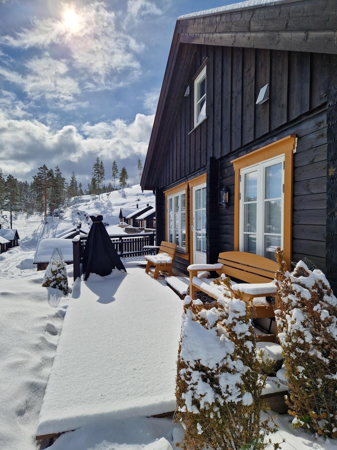 Her kan man nyte en varm kopp kaffe i solveggen. Galleribilde